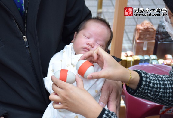 剃胎毛、滿月剃頭、嬰兒剃頭、嬰兒理髮、嬰兒剃髮、嬰兒剃胎毛、嬰兒滿月剃頭、寶寶剃頭、剃胎毛儀式、剃胎毛吉祥話、滿月剃頭儀式、滿月剃頭吉祥話、寶寶剃胎毛、寶寶滿月剃頭理髮、新竹香山區剃胎毛、新竹香山區滿月剃頭、新竹香山區嬰兒剃頭剃胎毛、新竹香山區嬰兒理髮、新竹香山區嬰兒剃髮、黃寶寶(新竹香山區嬰兒寶寶滿月剃頭理髮、免費嬰兒剃胎毛儀式吉祥話)。中國風會場，爸媽寶貝免費穿「日中韓」古裝禮服。專業拍照、DVD光碟、證書。★購買「臍帶章、肚臍章、胎毛筆刷印章」贈送：剃頭、收涎、抓周，三選一。2016.02.03 照片4