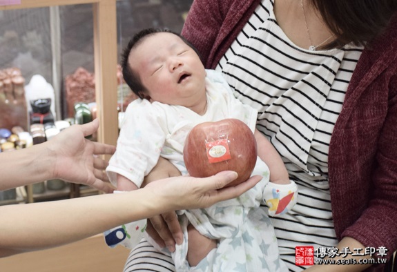 剃胎毛、滿月剃頭、嬰兒剃頭、嬰兒理髮、嬰兒剃髮、嬰兒剃胎毛、嬰兒滿月剃頭、寶寶剃頭、剃胎毛儀式、剃胎毛吉祥話、滿月剃頭儀式、滿月剃頭吉祥話、寶寶剃胎毛、寶寶滿月剃頭理髮、新北永和區剃胎毛、新北永和區滿月剃頭、新北永和區嬰兒剃頭剃胎毛、新北永和區嬰兒理髮、新北永和區嬰兒剃髮、張寶寶(新北永和區嬰兒寶寶滿月剃頭理髮、免費嬰兒剃胎毛儀式吉祥話)。中國風會場，爸媽寶貝免費穿「日中韓」古裝禮服。專業拍照、DVD光碟、證書。★購買「臍帶章、肚臍章、胎毛筆刷印章」贈送：剃頭、收涎、抓周，三選一。2016.09.20 照片9