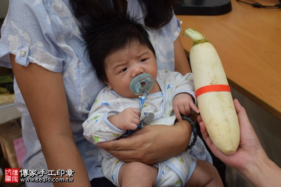 剃胎毛、滿月剃頭、嬰兒剃頭、嬰兒理髮、嬰兒剃髮、嬰兒剃胎毛、嬰兒滿月剃頭、寶寶剃頭、剃胎毛儀式、剃胎毛吉祥話、滿月剃頭儀式、滿月剃頭吉祥話、寶寶剃胎毛、寶寶滿月剃頭理髮、新北永和區剃胎毛、新北永和區滿月剃頭、新北永和區嬰兒剃頭剃胎毛、新北永和區嬰兒理髮、新北永和區嬰兒剃髮、陳寶寶(新北永和區嬰兒寶寶滿月剃頭理髮、免費嬰兒剃胎毛儀式吉祥話)。中國風會場，爸媽寶貝免費穿「日中韓」古裝禮服。專業拍照、DVD光碟、證書。★購買「臍帶章、肚臍章、胎毛筆刷印章」贈送：剃頭、收涎、抓周，三選一。2016.10.15 照片13