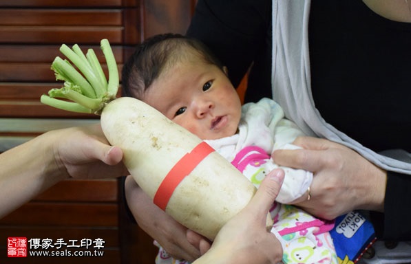 剃胎毛、滿月剃頭、嬰兒剃頭、嬰兒理髮、嬰兒剃髮、嬰兒剃胎毛、嬰兒滿月剃頭、寶寶剃頭、剃胎毛儀式、剃胎毛吉祥話、滿月剃頭儀式、滿月剃頭吉祥話、寶寶剃胎毛、寶寶滿月剃頭理髮、 新北新莊區剃胎毛、新北新莊區滿月剃頭、 新北新莊區嬰兒剃頭剃胎毛、新北新莊區嬰兒理髮、新北新莊區嬰兒剃髮、傅寶寶(新北新莊區到府嬰兒寶寶滿月剃頭理髮、免費到府嬰兒剃胎毛儀式吉祥話)。到府剃頭剃胎毛主持、專業拍照、DVD光碟、證書。★購買「臍帶章、肚臍章、胎毛筆刷印章」贈送：剃頭、收涎、抓周，三選一。2016.12.09  照片13