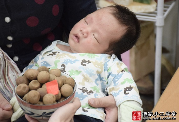 剃胎毛、滿月剃頭、嬰兒剃頭、嬰兒理髮、嬰兒剃髮、嬰兒剃胎毛、嬰兒滿月剃頭、寶寶剃頭、剃胎毛儀式、剃胎毛吉祥話、滿月剃頭儀式、滿月剃頭吉祥話、寶寶剃胎毛、寶寶滿月剃頭理髮、新北永和區剃胎毛、新北永和區滿月剃頭、新北永和區嬰兒剃頭剃胎毛、新北永和區嬰兒理髮、新北永和區嬰兒剃髮、王寶寶(新北永和區嬰兒寶寶滿月剃頭理髮、免費嬰兒剃胎毛儀式吉祥話)。中國風會場，爸媽寶貝免費穿「日中韓」古裝禮服。專業拍照、DVD光碟、證書。★購買「臍帶章、肚臍章、胎毛筆刷印章」贈送：剃頭、收涎、抓周，三選一。2016.03.31  照片7