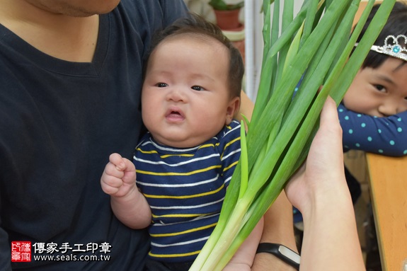 剃胎毛、滿月剃頭、嬰兒剃頭、嬰兒理髮、嬰兒剃髮、嬰兒剃胎毛、嬰兒滿月剃頭、寶寶剃頭、剃胎毛儀式、剃胎毛吉祥話、滿月剃頭儀式、滿月剃頭吉祥話、寶寶剃胎毛、寶寶滿月剃頭理髮、新北永和區剃胎毛、新北永和區滿月剃頭、新北永和區嬰兒剃頭剃胎毛、新北永和區嬰兒理髮、新北永和區嬰兒剃髮、余寶寶(新北永和區嬰兒寶寶滿月剃頭理髮、免費嬰兒剃胎毛儀式吉祥話)。中國風會場，爸媽寶貝免費穿「日中韓」古裝禮服。專業拍照、DVD光碟、證書。★購買「臍帶章、肚臍章、胎毛筆刷印章」贈送：剃頭、收涎、抓周，三選一。2017.04.09 照片14