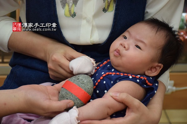剃胎毛、滿月剃頭、嬰兒剃頭、嬰兒理髮、嬰兒剃髮、嬰兒剃胎毛、嬰兒滿月剃頭、寶寶剃頭、剃胎毛儀式、剃胎毛吉祥話、滿月剃頭儀式、滿月剃頭吉祥話、寶寶剃胎毛、寶寶滿月剃頭理髮、新北永和區剃胎毛、新北永和區滿月剃頭、新北永和區嬰兒剃頭剃胎毛、新北永和區嬰兒理髮、新北永和區嬰兒剃髮、蔡寶寶(新北永和區嬰兒寶寶滿月剃頭理髮、免費嬰兒剃胎毛儀式吉祥話)。中國風會場，爸媽寶貝免費穿「日中韓」古裝禮服。專業拍照、DVD光碟、證書。★購買「臍帶章、肚臍章、胎毛筆刷印章」贈送：剃頭、收涎、抓周，三選一。2016.04.06  照片5