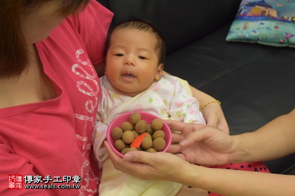 剃胎毛、滿月剃頭、嬰兒剃頭、嬰兒理髮、嬰兒剃髮、嬰兒剃胎毛、嬰兒滿月剃頭、寶寶剃頭、剃胎毛儀式、剃胎毛吉祥話、滿月剃頭儀式、滿月剃頭吉祥話、寶寶剃胎毛、寶寶滿月剃頭理髮、 新北市蘆洲地區剃胎毛、新北市蘆洲地區滿月剃頭、新北市蘆洲地區嬰兒剃頭剃胎毛、新北市蘆洲地區嬰兒理髮、新北市嬰兒剃髮、陳寶寶(新北蘆洲區到府嬰兒寶寶滿月剃頭理髮、免費到府嬰兒剃胎毛儀式吉祥話)。到府剃頭剃胎毛主持、專業拍照、DVD光碟、證書。★購買「臍帶章、肚臍章、胎毛筆刷印章」贈送：剃頭、收涎、抓周，三選一。2017.09.03照片7