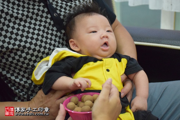 剃胎毛、滿月剃頭、嬰兒剃頭、嬰兒理髮、嬰兒剃髮、嬰兒剃胎毛、嬰兒滿月剃頭、寶寶剃頭、剃胎毛儀式、剃胎毛吉祥話、滿月剃頭儀式、滿月剃頭吉祥話、寶寶剃胎毛、寶寶滿月剃頭理髮、 新北市汐止地區剃胎毛、新北市汐止地區滿月剃頭、新北市汐止地區嬰兒剃頭剃胎毛、新北市汐止地區嬰兒理髮、新北市嬰兒剃髮、呂寶寶(新北汐止區到府嬰兒寶寶滿月剃頭理髮、免費到府嬰兒剃胎毛儀式吉祥話)。到府剃頭剃胎毛主持、專業拍照、DVD光碟、證書。★購買「臍帶章、肚臍章、胎毛筆刷印章」贈送：剃頭、收涎、抓周，三選一。2017.09.06照片7
