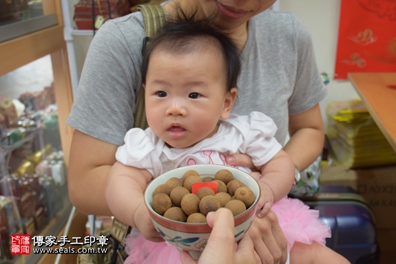 剃胎毛、滿月剃頭、嬰兒剃頭、嬰兒理髮、嬰兒剃髮、嬰兒剃胎毛、嬰兒滿月剃頭、寶寶剃頭、剃胎毛儀式、剃胎毛吉祥話、滿月剃頭儀式、滿月剃頭吉祥話、寶寶剃胎毛、寶寶滿月剃頭理髮、 新北市永和地區剃胎毛、新北市永和地區滿月剃頭、新北市永和地區嬰兒剃頭剃胎毛、新北市永和地區嬰兒理髮、新北市嬰兒剃髮、劉寶寶(新北永和區嬰兒寶寶滿月剃頭理髮、免費嬰兒剃胎毛儀式吉祥話)。中國風會場，爸媽寶貝免費穿「日中韓」古裝禮服。專業拍照、DVD光碟、證書。★購買「臍帶章、肚臍章、胎毛筆刷印章」贈送：剃頭、收涎、抓周，三選一。2017.09.23照片7