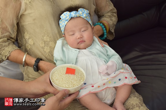 剃胎毛、滿月剃頭、嬰兒剃頭、嬰兒理髮、嬰兒剃髮、嬰兒剃胎毛、嬰兒滿月剃頭、寶寶剃頭、剃胎毛儀式、剃胎毛吉祥話、滿月剃頭儀式、滿月剃頭吉祥話、寶寶剃胎毛、寶寶滿月剃頭理髮、 台北市大安地區剃胎毛、台北市大安地區滿月剃頭、台北市大安地區嬰兒剃頭剃胎毛、台北市大安地區嬰兒理髮、台北市嬰兒剃髮、隋寶寶(台北大安區到府嬰兒寶寶滿月剃頭理髮、免費到府嬰兒剃胎毛儀式吉祥話)。到府剃頭剃胎毛主持、專業拍照、DVD光碟、證書。★購買「臍帶章、肚臍章、胎毛筆刷印章」贈送：剃頭、收涎、抓周，三選一。2017.10.05照片6
