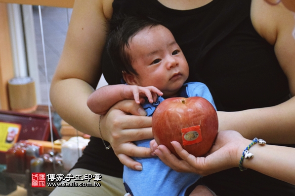 剃胎毛、滿月剃頭、嬰兒剃頭、嬰兒理髮、嬰兒剃髮、嬰兒剃胎毛、嬰兒滿月剃頭、寶寶剃頭、剃胎毛儀式、剃胎毛吉祥話、滿月剃頭儀式、滿月剃頭吉祥話、寶寶剃胎毛、寶寶滿月剃頭理髮、新北永和區剃胎毛、新北永和區滿月剃頭、新北永和區嬰兒剃頭剃胎毛、新北永和區嬰兒理髮、新北永和區嬰兒剃髮、陳寶寶(新北永和區嬰兒寶寶滿月剃頭理髮、免費嬰兒剃胎毛儀式吉祥話)。中國風會場，爸媽寶貝免費穿「日中韓」古裝禮服。專業拍照、DVD光碟、證書。★購買「臍帶章、肚臍章、胎毛筆刷印章」贈送：剃頭、收涎、抓周，三選一。2016.06.27  照片8