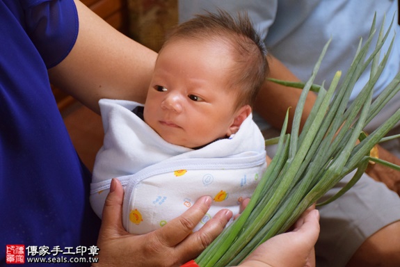 剃胎毛、滿月剃頭、嬰兒剃頭、嬰兒理髮、嬰兒剃髮、嬰兒剃胎毛、嬰兒滿月剃頭、寶寶剃頭、剃胎毛儀式、剃胎毛吉祥話、滿月剃頭儀式、滿月剃頭吉祥話、寶寶剃胎毛、寶寶滿月剃頭理髮、 台中沙鹿區剃胎毛、台中沙鹿區滿月剃頭、 台中沙鹿區嬰兒剃頭剃胎毛、台中沙鹿區嬰兒理髮、台中沙鹿區嬰兒剃髮、吳寶寶(台中沙鹿區到府嬰兒寶寶滿月剃頭理髮、免費到府嬰兒剃胎毛儀式吉祥話)。到府剃頭剃胎毛主持、專業拍照、DVD光碟、證書。★購買「臍帶章、肚臍章、胎毛筆刷印章」贈送：剃頭、收涎、抓周，三選一。2016.09.06  照片10