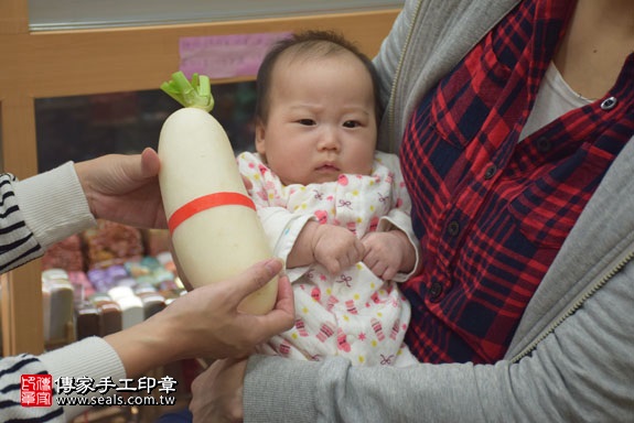 剃胎毛、滿月剃頭、嬰兒剃頭、嬰兒理髮、嬰兒剃髮、嬰兒剃胎毛、嬰兒滿月剃頭、寶寶剃頭、剃胎毛儀式、剃胎毛吉祥話、滿月剃頭儀式、滿月剃頭吉祥話、寶寶剃胎毛、寶寶滿月剃頭理髮、新北永和區剃胎毛、新北永和區滿月剃頭、新北永和區嬰兒剃頭剃胎毛、新北永和區嬰兒理髮、新北永和區嬰兒剃髮、廖寶寶(新北永和區嬰兒寶寶滿月剃頭理髮、免費嬰兒剃胎毛儀式吉祥話)。中國風會場，爸媽寶貝免費穿「日中韓」古裝禮服。專業拍照、DVD光碟、證書。★購買「臍帶章、肚臍章、胎毛筆刷印章」贈送：剃頭、收涎、抓周，三選一。2017.02.05 照片13