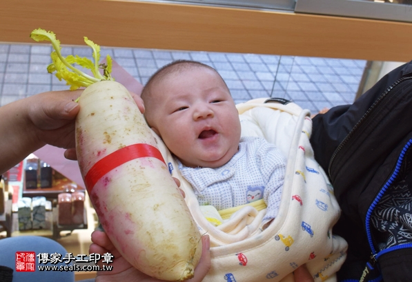 剃胎毛、滿月剃頭、嬰兒剃頭、嬰兒理髮、嬰兒剃髮、嬰兒剃胎毛、嬰兒滿月剃頭、寶寶剃頭、剃胎毛儀式、剃胎毛吉祥話、滿月剃頭儀式、滿月剃頭吉祥話、寶寶剃胎毛、寶寶滿月剃頭理髮、新竹香山區剃胎毛、新竹香山區滿月剃頭、新竹香山區嬰兒剃頭剃胎毛、新竹香山區嬰兒理髮、新竹香山區嬰兒剃髮、陳寶寶(新竹香山區嬰兒寶寶滿月剃頭理髮、免費嬰兒剃胎毛儀式吉祥話)。中國風會場，爸媽寶貝免費穿「日中韓」古裝禮服。專業拍照、DVD光碟、證書。★購買「臍帶章、肚臍章、胎毛筆刷印章」贈送：剃頭、收涎、抓周，三選一。2016.03.26  照片14