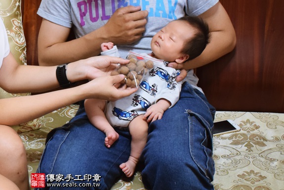 剃胎毛、滿月剃頭、嬰兒剃頭、嬰兒理髮、嬰兒剃髮、嬰兒剃胎毛、嬰兒滿月剃頭、寶寶剃頭、剃胎毛儀式、剃胎毛吉祥話、滿月剃頭儀式、滿月剃頭吉祥話、寶寶剃胎毛、寶寶滿月剃頭理髮、 高雄市仁武地區剃胎毛、高雄市仁武地區滿月剃頭、高雄市仁武地區嬰兒剃頭剃胎毛、高雄市仁武地區嬰兒理髮、高雄市嬰兒剃髮、柯寶寶(高雄仁武區府嬰兒寶寶滿月剃頭理髮、免費到府嬰兒剃胎毛儀式吉祥話)。到府剃頭剃胎毛主持、專業拍照、DVD光碟、證書。★購買「臍帶章、肚臍章、胎毛筆刷印章」贈送：剃頭、收涎、抓周，三選一。2017.09.19照片7