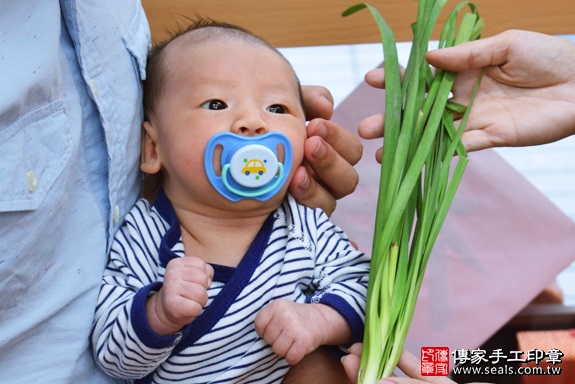 剃胎毛、滿月剃頭、嬰兒剃頭、嬰兒理髮、嬰兒剃髮、嬰兒剃胎毛、嬰兒滿月剃頭、寶寶剃頭、剃胎毛儀式、剃胎毛吉祥話、滿月剃頭儀式、滿月剃頭吉祥話、寶寶剃胎毛、寶寶滿月剃頭理髮、 高雄市鳳山地區剃胎毛、高雄市鳳山地區滿月剃頭、高雄市鳳山地區嬰兒剃頭剃胎毛、高雄市鳳山地區嬰兒理髮、高雄市嬰兒剃髮、小星星(高雄鳳山區嬰兒寶寶滿月剃頭理髮、免費嬰兒剃胎毛儀式吉祥話)。中國風會場，爸媽寶貝免費穿「日中韓」古裝禮服。專業拍照、DVD光碟、證書。★購買「臍帶章、肚臍章、胎毛筆刷印章」贈送：剃頭、收涎、抓周，三選一。2017.09.27照片9
