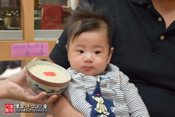 剃胎毛、滿月剃頭、嬰兒剃頭、嬰兒理髮、嬰兒剃髮、嬰兒剃胎毛、嬰兒滿月剃頭、寶寶剃頭、剃胎毛儀式、剃胎毛吉祥話、滿月剃頭儀式、滿月剃頭吉祥話、寶寶剃胎毛、寶寶滿月剃頭理髮、 新北市永和地區剃胎毛、新北市永和地區滿月剃頭、新北市永和地區嬰兒剃頭剃胎毛、新北市永和地區嬰兒理髮、新北市嬰兒剃髮、陳寶寶(新北永和區嬰兒寶寶滿月剃頭理髮、免費嬰兒剃胎毛儀式吉祥話)。中國風會場，爸媽寶貝免費穿「日中韓」古裝禮服。專業拍照、DVD光碟、證書。★購買「臍帶章、肚臍章、胎毛筆刷印章」贈送：剃頭、收涎、抓周，三選一。2017.10.25照片6