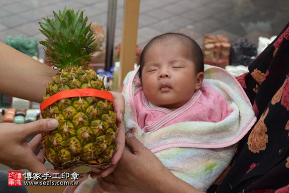 剃胎毛、滿月剃頭、嬰兒剃頭、嬰兒理髮、嬰兒剃髮、嬰兒剃胎毛、嬰兒滿月剃頭、寶寶剃頭、剃胎毛儀式、剃胎毛吉祥話、滿月剃頭儀式、滿月剃頭吉祥話、寶寶剃胎毛、寶寶滿月剃頭理髮、 新北市永和地區剃胎毛、新北市永和地區滿月剃頭、新北市永和地區嬰兒剃頭剃胎毛、新北市永和地區嬰兒理髮、新北市嬰兒剃髮、邱寶寶(新北永和區嬰兒寶寶滿月剃頭理髮、免費嬰兒剃胎毛儀式吉祥話)。中國風會場，爸媽寶貝免費穿「日中韓」古裝禮服。專業拍照、DVD光碟、證書。★購買「臍帶章、肚臍章、胎毛筆刷印章」贈送：剃頭、收涎、抓周，三選一。2017.11.02照片10