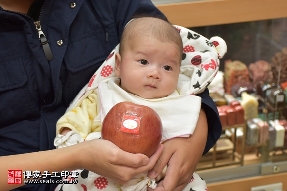 剃胎毛、滿月剃頭、嬰兒剃頭、嬰兒理髮、嬰兒剃髮、嬰兒剃胎毛、嬰兒滿月剃頭、寶寶剃頭、剃胎毛儀式、剃胎毛吉祥話、滿月剃頭儀式、滿月剃頭吉祥話、寶寶剃胎毛、寶寶滿月剃頭理髮、 新北市永和地區剃胎毛、新北市永和地區滿月剃頭、新北市永和地區嬰兒剃頭剃胎毛、新北市永和地區嬰兒理髮、新北市嬰兒剃髮、李寶寶(新北永和區嬰兒寶寶滿月剃頭理髮、免費嬰兒剃胎毛儀式吉祥話)。中國風會場，爸媽寶貝免費穿「日中韓」古裝禮服。專業拍照、DVD光碟、證書。★購買「臍帶章、肚臍章、胎毛筆刷印章」贈送：剃頭、收涎、抓周，三選一。2017.11.05照片8