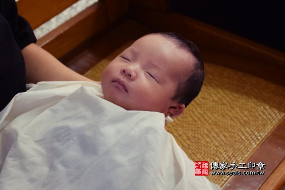 剃胎毛、滿月剃頭、嬰兒剃頭、嬰兒理髮、嬰兒剃髮、嬰兒剃胎毛、嬰兒滿月剃頭、寶寶剃頭、剃胎毛儀式、剃胎毛吉祥話、滿月剃頭儀式、滿月剃頭吉祥話、寶寶剃胎毛、寶寶滿月剃頭理髮、 彰化縣溪湖地區剃胎毛、彰化縣溪湖地區滿月剃頭、彰化縣溪湖地區嬰兒剃頭剃胎毛、彰化縣溪湖地區嬰兒理髮、彰化縣嬰兒剃髮、周寶寶(彰化溪湖鎮到府嬰兒寶寶滿月剃頭理髮、免費到府嬰兒剃胎毛儀式吉祥話)。到府剃頭剃胎毛主持、專業拍照、DVD光碟、證書。★購買「臍帶章、肚臍章、胎毛筆刷印章」贈送：剃頭、收涎、抓周，三選一。2017.11.18照片13