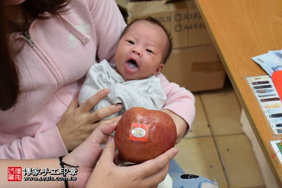 剃胎毛、滿月剃頭、嬰兒剃頭、嬰兒理髮、嬰兒剃髮、嬰兒剃胎毛、嬰兒滿月剃頭、寶寶剃頭、剃胎毛儀式、剃胎毛吉祥話、滿月剃頭儀式、滿月剃頭吉祥話、寶寶剃胎毛、寶寶滿月剃頭理髮、 台中市北區地區剃胎毛、台中市北區地區滿月剃頭、台中市北區地區嬰兒剃頭剃胎毛、台中市北區地區嬰兒理髮、新北市嬰兒剃髮、林寶寶(新北永和區嬰兒寶寶滿月剃頭理髮、免費嬰兒剃胎毛儀式吉祥話)。中國風會場，爸媽寶貝免費穿「日中韓」古裝禮服。專業拍照、DVD光碟、證書。★購買「臍帶章、肚臍章、胎毛筆刷印章」贈送：剃頭、收涎、抓周，三選一。2017.12.10照片9