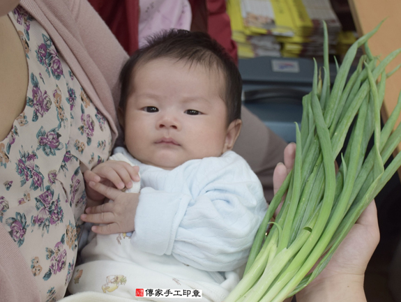 游寶寶(新北永和區嬰兒寶寶滿月剃頭理髮、免費嬰兒剃胎毛儀式吉祥話)。中國風會場，爸媽寶貝免費穿「日中韓」古裝禮服。專業拍照、DVD光碟、證書。★購買「臍帶章、肚臍章、胎毛筆刷印章」贈送：剃頭、收涎、抓周，三選一。 2015.12.02 照片10