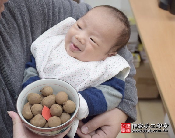 剃胎毛、滿月剃頭、嬰兒剃頭、嬰兒理髮、嬰兒剃髮、嬰兒剃胎毛、嬰兒滿月剃頭、寶寶剃頭、剃胎毛儀式、剃胎毛吉祥話、滿月剃頭儀式、滿月剃頭吉祥話、寶寶剃胎毛、寶寶滿月剃頭理髮、新北永和區剃胎毛、新北永和區滿月剃頭、新北永和區嬰兒剃頭剃胎毛、新北永和區嬰兒理髮、新北永和區嬰兒剃髮、簡寶寶(新北永和區嬰兒寶寶滿月剃頭理髮、免費嬰兒剃胎毛儀式吉祥話)。中國風會場，爸媽寶貝免費穿「日中韓」古裝禮服。專業拍照、DVD光碟、證書。★購買「臍帶章、肚臍章、胎毛筆刷印章」贈送：剃頭、收涎、抓周，三選一。2016.01.23 照片7