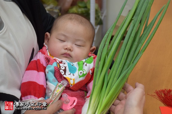 剃胎毛、滿月剃頭、嬰兒剃頭、嬰兒理髮、嬰兒剃髮、嬰兒剃胎毛、嬰兒滿月剃頭、寶寶剃頭、剃胎毛儀式、剃胎毛吉祥話、滿月剃頭儀式、滿月剃頭吉祥話、寶寶剃胎毛、寶寶滿月剃頭理髮、新北永和區剃胎毛、新北永和區滿月剃頭、新北永和區嬰兒剃頭剃胎毛、新北永和區嬰兒理髮、新北永和區嬰兒剃髮、洪寶寶(新北永和區嬰兒寶寶滿月剃頭理髮、免費嬰兒剃胎毛儀式吉祥話)。中國風會場，爸媽寶貝免費穿「日中韓」古裝禮服。專業拍照、DVD光碟、證書。★購買「臍帶章、肚臍章、胎毛筆刷印章」贈送：剃頭、收涎、抓周，三選一。2017.02.25 照片11