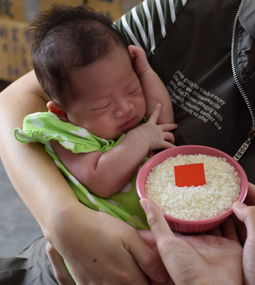 詹妹妹(南投草屯到府嬰兒寶寶滿月剃頭理髮、免費到府嬰兒剃胎毛儀式吉祥話)。到府剃頭剃胎毛主持、專業拍照、DVD光碟、證書。★購買「臍帶章、肚臍章、胎毛筆刷印章」贈送：剃頭、收涎、抓周，三選一。2015.07.31 照片8