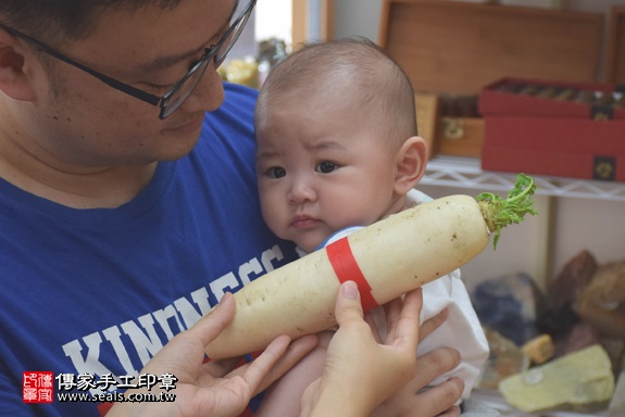 剃胎毛、滿月剃頭、嬰兒剃頭、嬰兒理髮、嬰兒剃髮、嬰兒剃胎毛、嬰兒滿月剃頭、寶寶剃頭、剃胎毛儀式、剃胎毛吉祥話、滿月剃頭儀式、滿月剃頭吉祥話、寶寶剃胎毛、寶寶滿月剃頭理髮、新竹香山區剃胎毛、新竹香山區滿月剃頭、新竹香山區嬰兒剃頭剃胎毛、新竹香山區嬰兒理髮、新竹香山區嬰兒剃髮、黃寶寶(新竹香山區嬰兒寶寶滿月剃頭理髮、免費嬰兒剃胎毛儀式吉祥話)。中國風會場，爸媽寶貝免費穿「日中韓」古裝禮服。專業拍照、DVD光碟、證書。★購買「臍帶章、肚臍章、胎毛筆刷印章」贈送：剃頭、收涎、抓周，三選一。2017.06.10 照片13