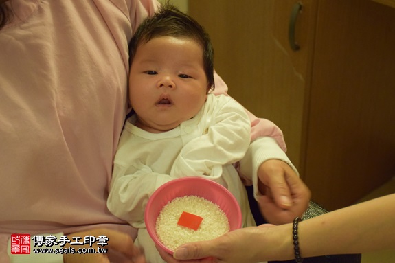 剃胎毛、滿月剃頭、嬰兒剃頭、嬰兒理髮、嬰兒剃髮、嬰兒剃胎毛、嬰兒滿月剃頭、寶寶剃頭、剃胎毛儀式、剃胎毛吉祥話、滿月剃頭儀式、滿月剃頭吉祥話、寶寶剃胎毛、寶寶滿月剃頭理髮、 新北土城區剃胎毛、新北土城區滿月剃頭、 新北土城區嬰兒剃頭剃胎毛、新北土城區嬰兒理髮、新北土城區嬰兒剃髮、黃寶寶(新北土城區到府嬰兒寶寶滿月剃頭理髮、免費到府嬰兒剃胎毛儀式吉祥話)。到府剃頭剃胎毛主持、專業拍照、DVD光碟、證書。★購買「臍帶章、肚臍章、胎毛筆刷印章」贈送：剃頭、收涎、抓周，三選一。2017.06.10  照片6