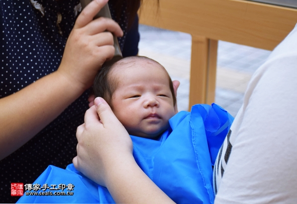 剃胎毛、滿月剃頭、嬰兒剃頭、嬰兒理髮、嬰兒剃髮、嬰兒剃胎毛、嬰兒滿月剃頭、寶寶剃頭、剃胎毛儀式、剃胎毛吉祥話、滿月剃頭儀式、滿月剃頭吉祥話、寶寶剃胎毛、寶寶滿月剃頭理髮、新竹香山區剃胎毛、新竹香山區滿月剃頭、新竹香山區嬰兒剃頭剃胎毛、新竹香山區嬰兒理髮、新竹香山區嬰兒剃髮、李寶寶(新竹香山區嬰兒寶寶滿月剃頭理髮、免費嬰兒剃胎毛儀式吉祥話)。中國風會場，爸媽寶貝免費穿「日中韓」古裝禮服。專業拍照、DVD光碟、證書。★購買「臍帶章、肚臍章、胎毛筆刷印章」贈送：剃頭、收涎、抓周，三選一。2016.05.16  照片16