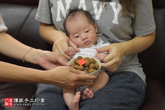 剃胎毛、滿月剃頭、嬰兒剃頭、嬰兒理髮、嬰兒剃髮、嬰兒剃胎毛、嬰兒滿月剃頭、寶寶剃頭、剃胎毛儀式、剃胎毛吉祥話、滿月剃頭儀式、滿月剃頭吉祥話、寶寶剃胎毛、寶寶滿月剃頭理髮、 新北市板橋地區剃胎毛、新北市板橋地區滿月剃頭、新北市板橋地區嬰兒剃頭剃胎毛、新北市板橋地區嬰兒理髮、新北市嬰兒剃髮、 蔡寶寶(新北板橋區到府嬰兒寶寶滿月剃頭理髮、免費到府嬰兒剃胎毛儀式吉祥話)。到府剃頭剃胎毛主持、專業拍照、DVD光碟、證書。★購買「臍帶章、肚臍章、胎毛筆刷印章」贈送：剃頭、收涎、抓周，三選一。2017.08.16照片9