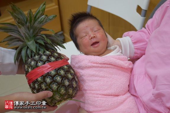 剃胎毛、滿月剃頭、嬰兒剃頭、嬰兒理髮、嬰兒剃髮、嬰兒剃胎毛、嬰兒滿月剃頭、寶寶剃頭、剃胎毛儀式、剃胎毛吉祥話、滿月剃頭儀式、滿月剃頭吉祥話、寶寶剃胎毛、寶寶滿月剃頭理髮、 新北市中和地區剃胎毛、新北市中和地區滿月剃頭、新北市中和地區嬰兒剃頭剃胎毛、新北市中和地區嬰兒理髮、新北市嬰兒剃髮、潘寶寶(新北中和區府嬰兒寶寶滿月剃頭理髮、免費到府嬰兒剃胎毛儀式吉祥話)。到府剃頭剃胎毛主持、專業拍照、DVD光碟、證書。★購買「臍帶章、肚臍章、胎毛筆刷印章」贈送：剃頭、收涎、抓周，三選一。2017.09.12照片10
