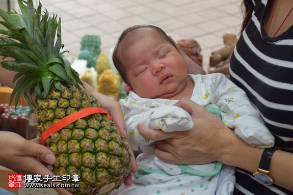 剃胎毛、滿月剃頭、嬰兒剃頭、嬰兒理髮、嬰兒剃髮、嬰兒剃胎毛、嬰兒滿月剃頭、寶寶剃頭、剃胎毛儀式、剃胎毛吉祥話、滿月剃頭儀式、滿月剃頭吉祥話、寶寶剃胎毛、寶寶滿月剃頭理髮、 新北市永和地區剃胎毛、新北市永和地區滿月剃頭、新北市永和地區嬰兒剃頭剃胎毛、新北市永和地區嬰兒理髮、新北市嬰兒剃髮、黃寶寶(新北永和區嬰兒寶寶滿月剃頭理髮、免費嬰兒剃胎毛儀式吉祥話)。中國風會場，爸媽寶貝免費穿「日中韓」古裝禮服。專業拍照、DVD光碟、證書。★購買「臍帶章、肚臍章、胎毛筆刷印章」贈送：剃頭、收涎、抓周，三選一。2017.09.20照片10