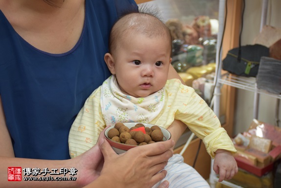 剃胎毛、滿月剃頭、嬰兒剃頭、嬰兒理髮、嬰兒剃髮、嬰兒剃胎毛、嬰兒滿月剃頭、寶寶剃頭、剃胎毛儀式、剃胎毛吉祥話、滿月剃頭儀式、滿月剃頭吉祥話、寶寶剃胎毛、寶寶滿月剃頭理髮、 新北市永和地區剃胎毛、新北市永和地區滿月剃頭、新北市永和地區嬰兒剃頭剃胎毛、新北市永和地區嬰兒理髮、新北市嬰兒剃髮、廖寶寶(新北永和區嬰兒寶寶滿月剃頭理髮、免費嬰兒剃胎毛儀式吉祥話)。中國風會場，爸媽寶貝免費穿「日中韓」古裝禮服。專業拍照、DVD光碟、證書。★購買「臍帶章、肚臍章、胎毛筆刷印章」贈送：剃頭、收涎、抓周，三選一。2017.10.09照片7