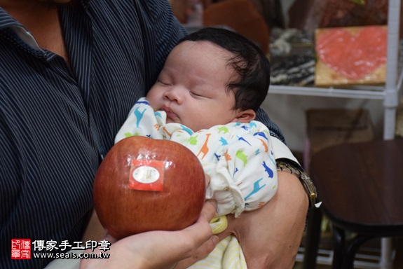 剃胎毛、滿月剃頭、嬰兒剃頭、嬰兒理髮、嬰兒剃髮、嬰兒剃胎毛、嬰兒滿月剃頭、寶寶剃頭、剃胎毛儀式、剃胎毛吉祥話、滿月剃頭儀式、滿月剃頭吉祥話、寶寶剃胎毛、寶寶滿月剃頭理髮、 新北市永和地區剃胎毛、新北市永和地區滿月剃頭、新北市永和地區嬰兒剃頭剃胎毛、新北市永和地區嬰兒理髮、新北市嬰兒剃髮、吳寶寶(新北永和區嬰兒寶寶滿月剃頭理髮、免費嬰兒剃胎毛儀式吉祥話)。中國風會場，爸媽寶貝免費穿「日中韓」古裝禮服。專業拍照、DVD光碟、證書。★購買「臍帶章、肚臍章、胎毛筆刷印章」贈送：剃頭、收涎、抓周，三選一。2017.12.02照片9