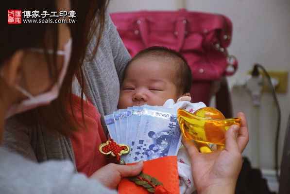 剃胎毛、滿月剃頭、嬰兒剃頭、嬰兒理髮、嬰兒剃髮、嬰兒剃胎毛、嬰兒滿月剃頭、寶寶剃頭、剃胎毛儀式、剃胎毛吉祥話、滿月剃頭儀式、滿月剃頭吉祥話、寶寶剃胎毛、寶寶滿月剃頭理髮、新竹香山區山剃胎毛、新竹香山區山滿月剃頭、新竹香山區山嬰兒剃頭剃胎毛、新竹香山區山嬰兒理髮、新竹香山區山嬰兒剃髮、黃寶寶(新竹香山區山嬰兒寶寶滿月剃頭理髮、免費嬰兒剃胎毛儀式吉祥話)。中國風會場，爸媽寶貝免費穿「日中韓」古裝禮服。專業拍照、DVD光碟、證書。★購買「臍帶章、肚臍章、胎毛筆刷印章」贈送：剃頭、收涎、抓周，三選一。2016.08.21  照片14