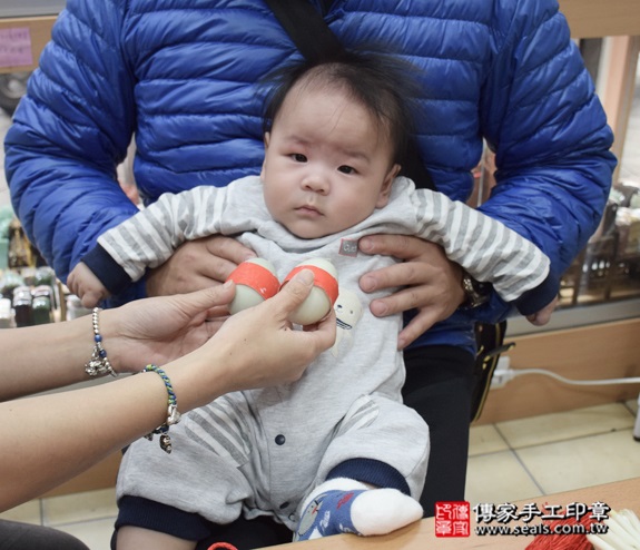 剃胎毛、滿月剃頭、嬰兒剃頭、嬰兒理髮、嬰兒剃髮、嬰兒剃胎毛、嬰兒滿月剃頭、寶寶剃頭、剃胎毛儀式、剃胎毛吉祥話、滿月剃頭儀式、滿月剃頭吉祥話、寶寶剃胎毛、寶寶滿月剃頭理髮、 新北永和區剃胎毛、新北永和區滿月剃頭、新北永和區嬰兒剃頭剃胎毛、新北永和區嬰兒理髮、新北永和區嬰兒剃髮、吳寶寶(新北永和區嬰兒寶寶滿月剃頭理髮、免費嬰兒剃胎毛儀式吉祥話)。中國風會場，爸媽寶貝免費穿「日中韓」古裝禮服。專業拍照、DVD光碟、證書。★購買「臍帶章、肚臍章、胎毛筆刷印章」贈送：剃頭、收涎、抓周，三選一。2015.12.12 照片4