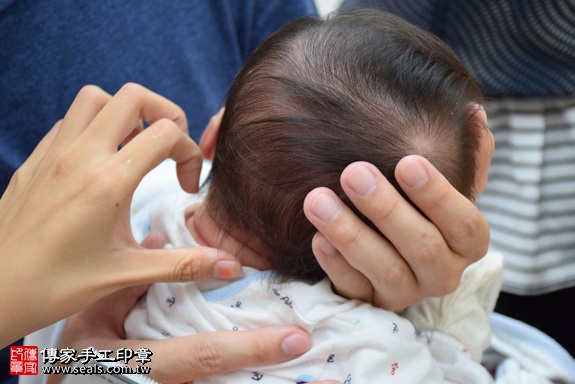 剃胎毛、滿月剃頭、嬰兒剃頭、嬰兒理髮、嬰兒剃髮、嬰兒剃胎毛、嬰兒滿月剃頭、寶寶剃頭、剃胎毛儀式、剃胎毛吉祥話、滿月剃頭儀式、滿月剃頭吉祥話、寶寶剃胎毛、寶寶滿月剃頭理髮、新竹香山區剃胎毛、新竹香山區滿月剃頭、新竹香山區嬰兒剃頭剃胎毛、新竹香山區嬰兒理髮、新竹香山區嬰兒剃髮、葉寶寶(新竹香山區嬰兒寶寶滿月剃頭理髮、免費嬰兒剃胎毛儀式吉祥話)。中國風會場，爸媽寶貝免費穿「日中韓」古裝禮服。專業拍照、DVD光碟、證書。★購買「臍帶章、肚臍章、胎毛筆刷印章」贈送：剃頭、收涎、抓周，三選一。2016.10.29 照片16