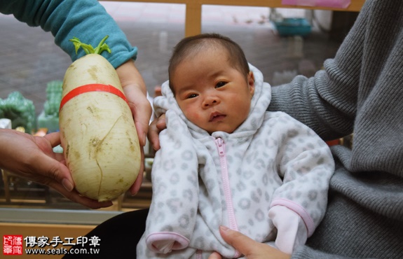 剃胎毛、滿月剃頭、嬰兒剃頭、嬰兒理髮、嬰兒剃髮、嬰兒剃胎毛、嬰兒滿月剃頭、寶寶剃頭、剃胎毛儀式、剃胎毛吉祥話、滿月剃頭儀式、滿月剃頭吉祥話、寶寶剃胎毛、寶寶滿月剃頭理髮、新北永和區剃胎毛、新北永和區滿月剃頭、新北永和區嬰兒剃頭剃胎毛、新北永和區嬰兒理髮、新北永和區嬰兒剃髮、林寶寶(新北永和區嬰兒寶寶滿月剃頭理髮、免費嬰兒剃胎毛儀式吉祥話)。中國風會場，爸媽寶貝免費穿「日中韓」古裝禮服。專業拍照、DVD光碟、證書。★購買「臍帶章、肚臍章、胎毛筆刷印章」贈送：剃頭、收涎、抓周，三選一。2016.12.28 照片14