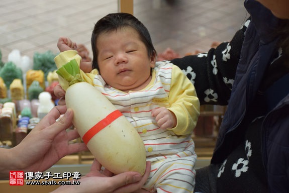 剃胎毛、滿月剃頭、嬰兒剃頭、嬰兒理髮、嬰兒剃髮、嬰兒剃胎毛、嬰兒滿月剃頭、寶寶剃頭、剃胎毛儀式、剃胎毛吉祥話、滿月剃頭儀式、滿月剃頭吉祥話、寶寶剃胎毛、寶寶滿月剃頭理髮、新北永和區剃胎毛、新北永和區滿月剃頭、新北永和區嬰兒剃頭剃胎毛、新北永和區嬰兒理髮、新北永和區嬰兒剃髮、李寶寶(新北永和區嬰兒寶寶滿月剃頭理髮、免費嬰兒剃胎毛儀式吉祥話)。中國風會場，爸媽寶貝免費穿「日中韓」古裝禮服。專業拍照、DVD光碟、證書。★購買「臍帶章、肚臍章、胎毛筆刷印章」贈送：剃頭、收涎、抓周，三選一。2017.02.03 照片13