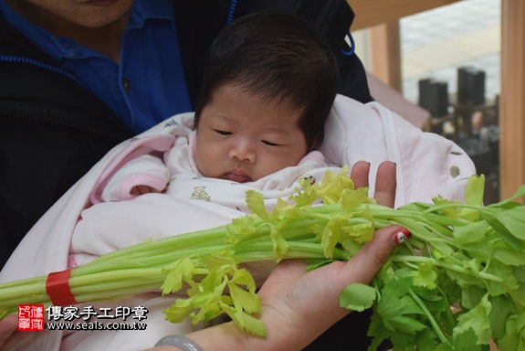 剃胎毛、滿月剃頭、嬰兒剃頭、嬰兒理髮、嬰兒剃髮、嬰兒剃胎毛、嬰兒滿月剃頭、寶寶剃頭、剃胎毛儀式、剃胎毛吉祥話、滿月剃頭儀式、滿月剃頭吉祥話、寶寶剃胎毛、寶寶滿月剃頭理髮、新竹香山區剃胎毛、新竹香山區滿月剃頭、新竹香山區嬰兒剃頭剃胎毛、新竹香山區嬰兒理髮、新竹香山區嬰兒剃髮、周寶寶(新竹香山區嬰兒寶寶滿月剃頭理髮、免費嬰兒剃胎毛儀式吉祥話)。中國風會場，爸媽寶貝免費穿「日中韓」古裝禮服。專業拍照、DVD光碟、證書。★購買「臍帶章、肚臍章、胎毛筆刷印章」贈送：剃頭、收涎、抓周，三選一。2017.02.05 照片11