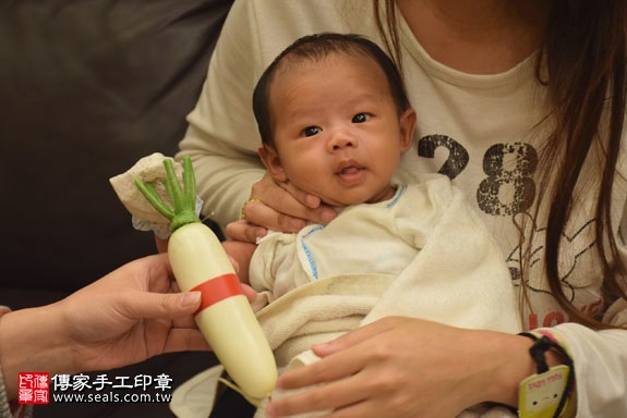 剃胎毛、滿月剃頭、嬰兒剃頭、嬰兒理髮、嬰兒剃髮、嬰兒剃胎毛、嬰兒滿月剃頭、寶寶剃頭、剃胎毛儀式、剃胎毛吉祥話、滿月剃頭儀式、滿月剃頭吉祥話、寶寶剃胎毛、寶寶滿月剃頭理髮、 新北新莊區剃胎毛、新北新莊區滿月剃頭、 新北新莊區嬰兒剃頭剃胎毛、新北新莊區嬰兒理髮、新北新莊區嬰兒剃髮、張寶寶(新北新莊區到府嬰兒寶寶滿月剃頭理髮、免費到府嬰兒剃胎毛儀式吉祥話)。到府剃頭剃胎毛主持、專業拍照、DVD光碟、證書。★購買「臍帶章、肚臍章、胎毛筆刷印章」贈送：剃頭、收涎、抓周，三選一。2017.02.09  照片11