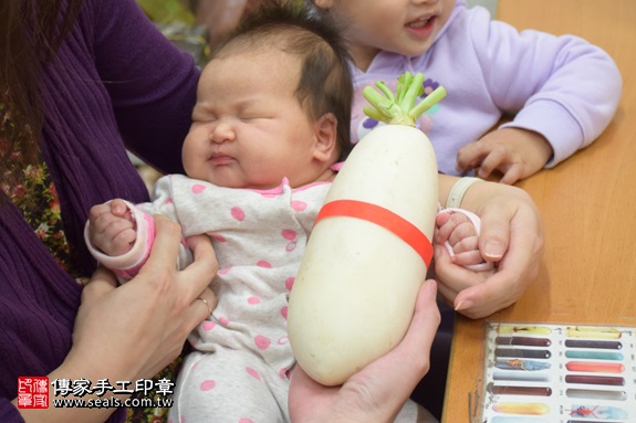 剃胎毛、滿月剃頭、嬰兒剃頭、嬰兒理髮、嬰兒剃髮、嬰兒剃胎毛、嬰兒滿月剃頭、寶寶剃頭、剃胎毛儀式、剃胎毛吉祥話、滿月剃頭儀式、滿月剃頭吉祥話、寶寶剃胎毛、寶寶滿月剃頭理髮、新北永和區剃胎毛、新北永和區滿月剃頭、新北永和區嬰兒剃頭剃胎毛、新北永和區嬰兒理髮、新北永和區嬰兒剃髮、黃寶寶(新北永和區嬰兒寶寶滿月剃頭理髮、免費嬰兒剃胎毛儀式吉祥話)。中國風會場，爸媽寶貝免費穿「日中韓」古裝禮服。專業拍照、DVD光碟、證書。★購買「臍帶章、肚臍章、胎毛筆刷印章」贈送：剃頭、收涎、抓周，三選一。2017.02.12 照片13