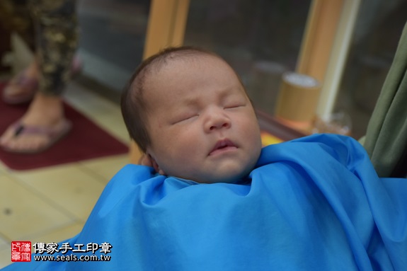 剃胎毛、滿月剃頭、嬰兒剃頭、嬰兒理髮、嬰兒剃髮、嬰兒剃胎毛、嬰兒滿月剃頭、寶寶剃頭、剃胎毛儀式、剃胎毛吉祥話、滿月剃頭儀式、滿月剃頭吉祥話、寶寶剃胎毛、寶寶滿月剃頭理髮、新北永和區剃胎毛、新北永和區滿月剃頭、新北永和區嬰兒剃頭剃胎毛、新北永和區嬰兒理髮、新北永和區嬰兒剃髮、洪寶寶(新北永和區嬰兒寶寶滿月剃頭理髮、免費嬰兒剃胎毛儀式吉祥話)。中國風會場，爸媽寶貝免費穿「日中韓」古裝禮服。專業拍照、DVD光碟、證書。★購買「臍帶章、肚臍章、胎毛筆刷印章」贈送：剃頭、收涎、抓周，三選一。2017.03.24 照片15