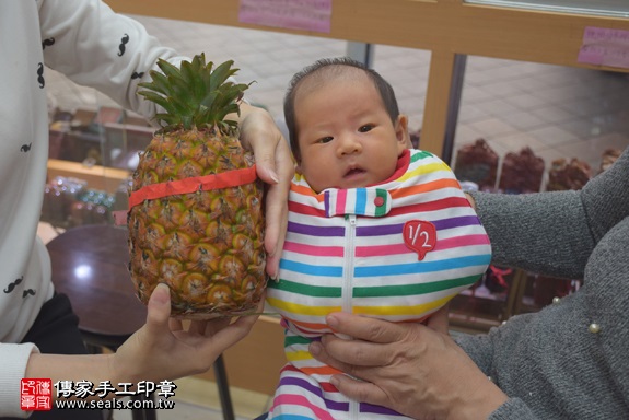 剃胎毛、滿月剃頭、嬰兒剃頭、嬰兒理髮、嬰兒剃髮、嬰兒剃胎毛、嬰兒滿月剃頭、寶寶剃頭、剃胎毛儀式、剃胎毛吉祥話、滿月剃頭儀式、滿月剃頭吉祥話、寶寶剃胎毛、寶寶滿月剃頭理髮、新北永和區剃胎毛、新北永和區滿月剃頭、新北永和區嬰兒剃頭剃胎毛、新北永和區嬰兒理髮、新北永和區嬰兒剃髮、廖寶寶(新北永和區嬰兒寶寶滿月剃頭理髮、免費嬰兒剃胎毛儀式吉祥話)。中國風會場，爸媽寶貝免費穿「日中韓」古裝禮服。專業拍照、DVD光碟、證書。★購買「臍帶章、肚臍章、胎毛筆刷印章」贈送：剃頭、收涎、抓周，三選一。2017.04.01 照片13