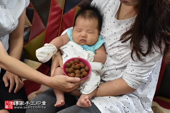 剃胎毛、滿月剃頭、嬰兒剃頭、嬰兒理髮、嬰兒剃髮、嬰兒剃胎毛、嬰兒滿月剃頭、寶寶剃頭、剃胎毛儀式、剃胎毛吉祥話、滿月剃頭儀式、滿月剃頭吉祥話、寶寶剃胎毛、寶寶滿月剃頭理髮、 基隆市區剃胎毛、基隆市區滿月剃頭、 基隆市區嬰兒剃頭剃胎毛、基隆市區嬰兒理髮、基隆市區嬰兒剃髮、莊寶寶(基隆市區到府嬰兒寶寶滿月剃頭理髮、免費到府嬰兒剃胎毛儀式吉祥話)。到府剃頭剃胎毛主持、專業拍照、DVD光碟、證書。★購買「臍帶章、肚臍章、胎毛筆刷印章」贈送：剃頭、收涎、抓周，三選一。2017.05.20  照片6