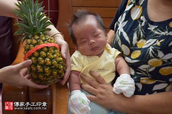 剃胎毛、滿月剃頭、嬰兒剃頭、嬰兒理髮、嬰兒剃髮、嬰兒剃胎毛、嬰兒滿月剃頭、寶寶剃頭、剃胎毛儀式、剃胎毛吉祥話、滿月剃頭儀式、滿月剃頭吉祥話、寶寶剃胎毛、寶寶滿月剃頭理髮、 新北永和區剃胎毛、新北永和區滿月剃頭、 新北永和區嬰兒剃頭剃胎毛、新北永和區嬰兒理髮、新北永和區嬰兒剃髮、王寶寶(新北永和區到府嬰兒寶寶滿月剃頭理髮、免費到府嬰兒剃胎毛儀式吉祥話)。到府剃頭剃胎毛主持、專業拍照、DVD光碟、證書。★購買「臍帶章、肚臍章、胎毛筆刷印章」贈送：剃頭、收涎、抓周，三選一。2017.06.26  照片14