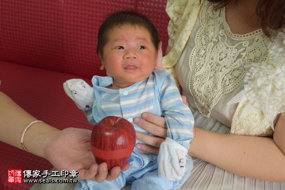 剃胎毛、滿月剃頭、嬰兒剃頭、嬰兒理髮、嬰兒剃髮、嬰兒剃胎毛、嬰兒滿月剃頭、寶寶剃頭、剃胎毛儀式、剃胎毛吉祥話、滿月剃頭儀式、滿月剃頭吉祥話、寶寶剃胎毛、寶寶滿月剃頭理髮、 新北樹林區剃胎毛、新北樹林區滿月剃頭、 新北樹林區嬰兒剃頭剃胎毛、新北樹林區嬰兒理髮、新北樹林區嬰兒剃髮、黃寶寶(新北樹林區到府嬰兒寶寶滿月剃頭理髮、免費到府嬰兒剃胎毛儀式吉祥話)。到府剃頭剃胎毛主持、專業拍照、DVD光碟、證書。★購買「臍帶章、肚臍章、胎毛筆刷印章」贈送：剃頭、收涎、抓周，三選一。2017.08.01  照片9