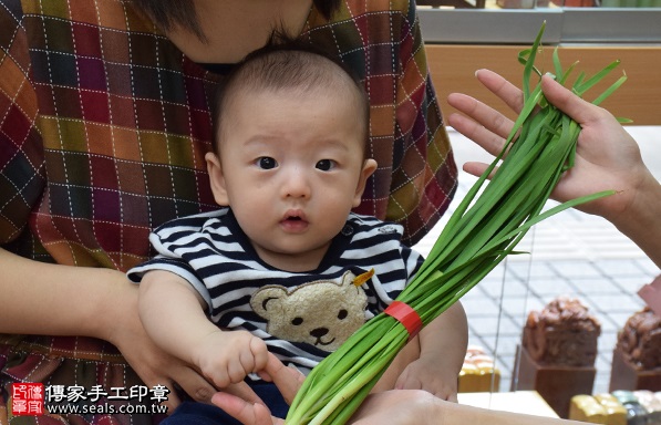 剃胎毛、滿月剃頭、嬰兒剃頭、嬰兒理髮、嬰兒剃髮、嬰兒剃胎毛、嬰兒滿月剃頭、寶寶剃頭、剃胎毛儀式、剃胎毛吉祥話、滿月剃頭儀式、滿月剃頭吉祥話、寶寶剃胎毛、寶寶滿月剃頭理髮、 新竹市香山地區剃胎毛、新竹市香山地區滿月剃頭、新竹市香山地區嬰兒剃頭剃胎毛、新竹市香山地區嬰兒理髮、新竹市嬰兒剃髮、 葉寶寶(新竹香山區嬰兒寶寶滿月剃頭理髮、免費嬰兒剃胎毛儀式吉祥話)。中國風會場，爸媽寶貝免費穿「日中韓」古裝禮服。專業拍照、DVD光碟、證書。★購買「臍帶章、肚臍章、胎毛筆刷印章」贈送：剃頭、收涎、抓周，三選一。2017.09.09照片10