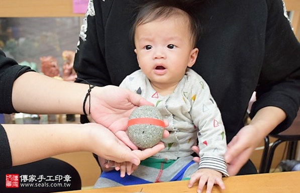 剃胎毛、滿月剃頭、嬰兒剃頭、嬰兒理髮、嬰兒剃髮、嬰兒剃胎毛、嬰兒滿月剃頭、寶寶剃頭、剃胎毛儀式、剃胎毛吉祥話、滿月剃頭儀式、滿月剃頭吉祥話、寶寶剃胎毛、寶寶滿月剃頭理髮、 新北市永和地區剃胎毛、新北市永和地區滿月剃頭、新北市永和地區嬰兒剃頭剃胎毛、新北市永和地區嬰兒理髮、新北市嬰兒剃髮、蕭寶寶(新北永和區嬰兒寶寶滿月剃頭理髮、免費嬰兒剃胎毛儀式吉祥話)。中國風會場，爸媽寶貝免費穿「日中韓」古裝禮服。專業拍照、DVD光碟、證書。★購買「臍帶章、肚臍章、胎毛筆刷印章」贈送：剃頭、收涎、抓周，三選一。2017.12.16照片5