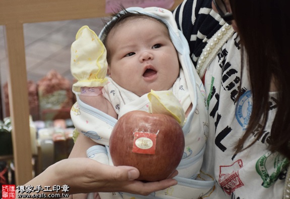 剃胎毛、滿月剃頭、嬰兒剃頭、嬰兒理髮、嬰兒剃髮、嬰兒剃胎毛、嬰兒滿月剃頭、寶寶剃頭、剃胎毛儀式、剃胎毛吉祥話、滿月剃頭儀式、滿月剃頭吉祥話、寶寶剃胎毛、寶寶滿月剃頭理髮、新北永和區剃胎毛、新北永和區滿月剃頭、新北永和區嬰兒剃頭剃胎毛、新北永和區嬰兒理髮、新北永和區嬰兒剃髮、楊寶寶(新北永和區嬰兒寶寶滿月剃頭理髮、免費嬰兒剃胎毛儀式吉祥話)。中國風會場，爸媽寶貝免費穿「日中韓」古裝禮服。專業拍照、DVD光碟、證書。★購買「臍帶章、肚臍章、胎毛筆刷印章」贈送：剃頭、收涎、抓周，三選一。2016.07.03  照片8